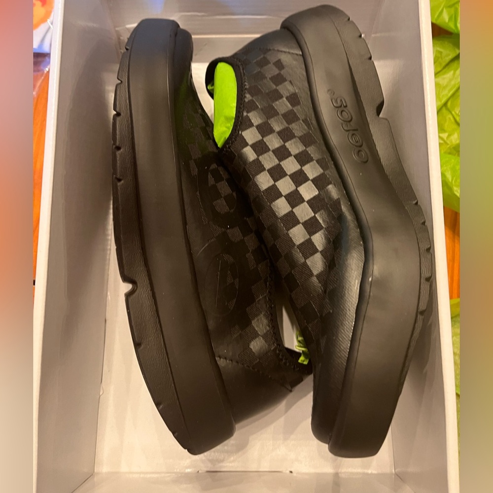Oofos size 9 men slip ons
